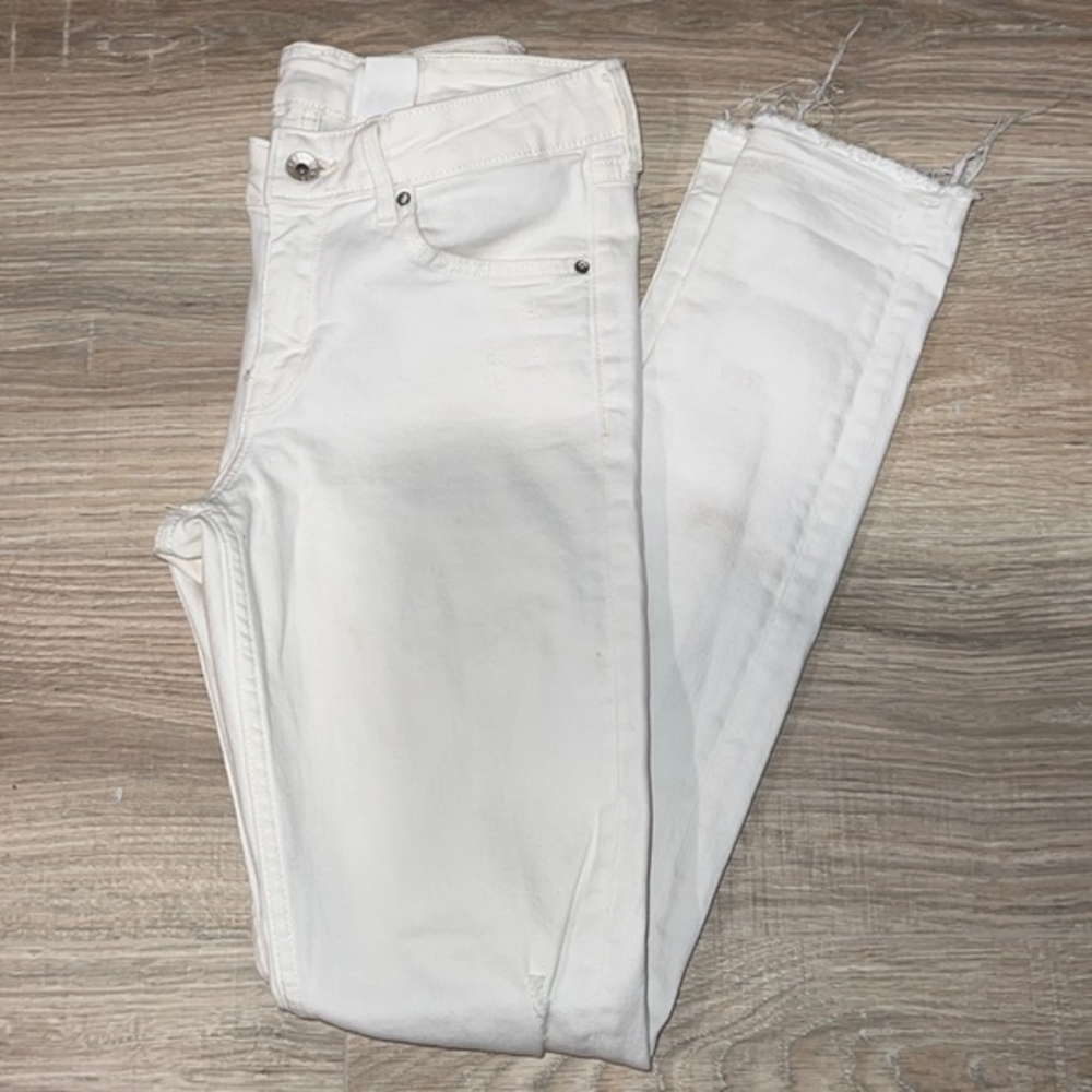 H&M white ripped jeans‎